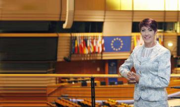 La eurodiputada Christine Anderson demandará a YouTube por censurar sus videos