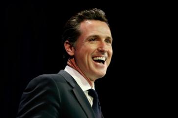 El gobernador de California, Gavin Newsom, donó millones a grupos vinculados a Hamas