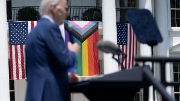 La Casa Blanca pudo violar el Código de la Bandera de EE. UU. por exhibir la del Mes del Orgullo