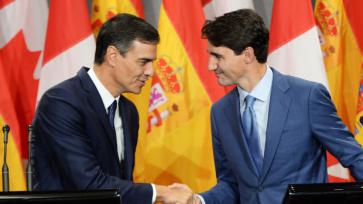 Vasallo conociendo a otro vasallo: Pedro Sánchez, primer ministro de España, le da la mano a Justin Trudeau de Canadá. Sus naciones ya no son soberanas, pero la sumisión al "Orden basado en reglas" impuesta por Estados Unidos no parece preocuparles.