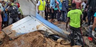 Avión se estrella en una concurrida calle de la ciudad de Lagos, Nigeria, y estalla en llamas