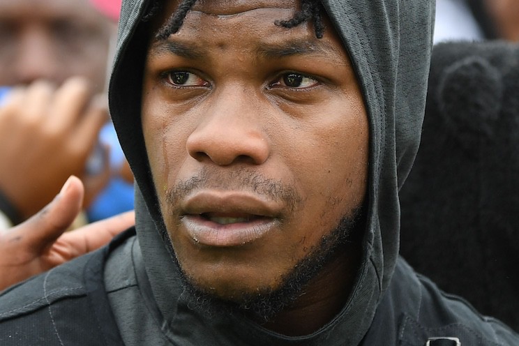 John Boyega atribuye las malas críticas de Star Wars a la supremacía blanca