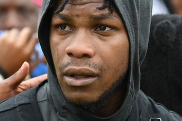 John Boyega atribuye las malas críticas de Star Wars a la supremacía blanca