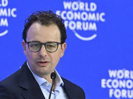 CEO de AI advierte sobre posible pérdida masiva de empleos en cinco años