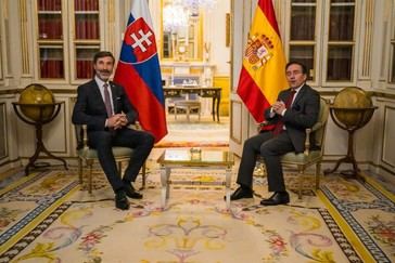 España reafirma su apoyo al flanco este en reunión con Eslovaquia