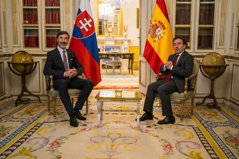 España reafirma su apoyo al flanco este en reunión con Eslovaquia