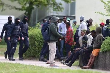 Alemania expulsa a madre de siete hijos por error en visa mientras acepta inmigrantes ilegales