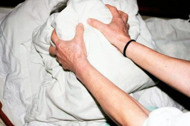 Médicos belgas asfixiaron con una almohada a una mujer que no fallecía en sesión de eutanasia