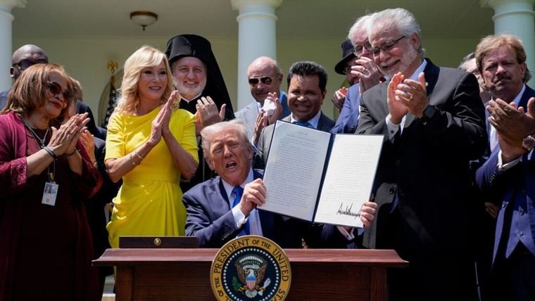 Trump firma orden para eliminar financiamiento federal a NPR y PBS por 'propaganda antiamericana'