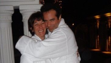 Fotos de Ghislaine Maxwell y David Copperfield surgen en archivos de Epstein
