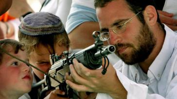 Residentes de ciudades mixtas judío-árabes recibirán armas de fuego para autodefensa