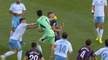 Arquero del Zaragoza agredió a rival tras ser expulsado