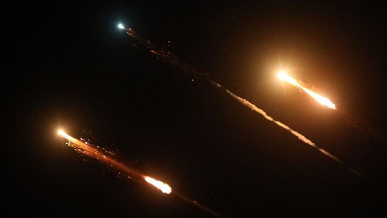 Irán lanza misiles contra el aeropuerto de Israel y una fábrica militar en Haifa