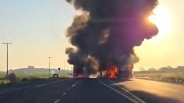 Bloqueos y vehículos incendiados en Michoacán tras operativo antinarco