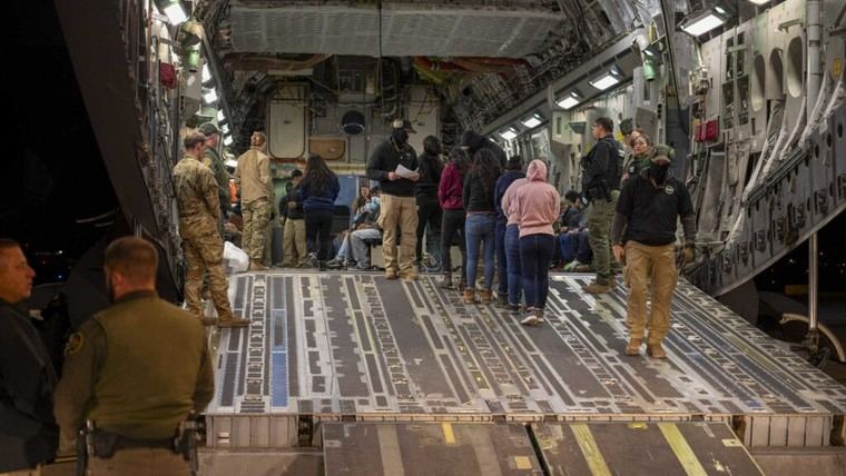EE.UU. usará aviones militares para deportaciones diarias de inmigrantes