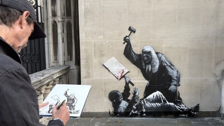 Banksy en riesgo de revelar su identidad por nueva obra polémica