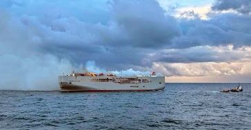 Arde un carguero con 3.000 vehículos a bordo cerca de Holanda