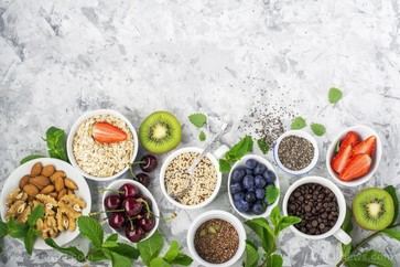 Seis superalimentos esenciales para una dieta saludable a medida que envejeces