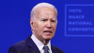 Biden critica indirectamente a Trump en su regreso público tras diagnóstico de cáncer
