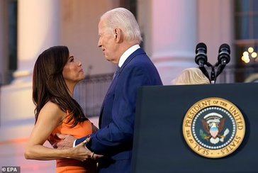 Joe Biden manosea a la actriz Eva Longoria en un evento en la Casa Blanca