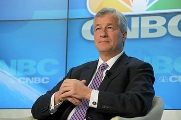 Jamie Dimon critica a los demócratas y los llama 'idiotas' por sus políticas fallidas