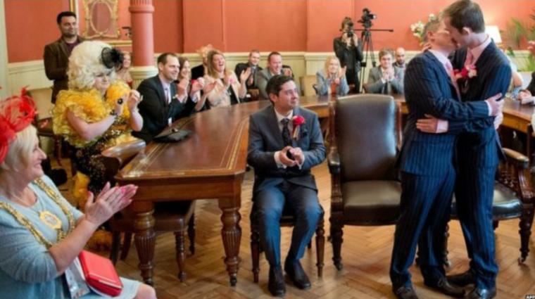 La mayoría del clero apoya apoya la celebración de bodas para parejas gay