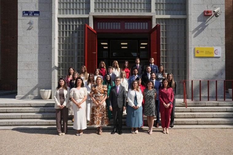 Bolaños entrega despachos a nuevos Letrados de Justicia en Madrid