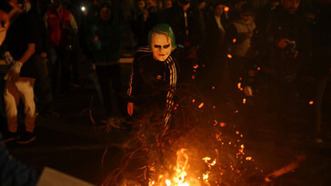 Choques y un incendio en el ayuntamiento durante protestas en Tirana