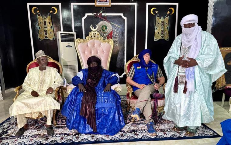 Borrel se disfraza ante el sultán de Níger