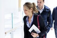 Brigitte Macron sufre deterioro en su salud por ciberacoso, afirma su hija