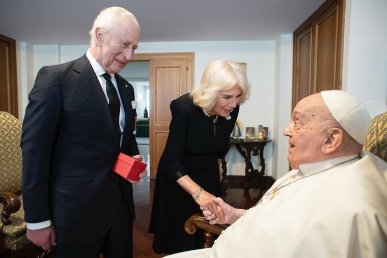 El Rey Carlos de Gran Bretaña realiza una visita inesperada al Papa