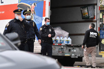 Decenas de cuerpos encontrados en camiones junto a una funeraria de Nueva York