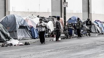 California propone permitir que estudiantes sin hogar duerman en sus autos en campus universitarios