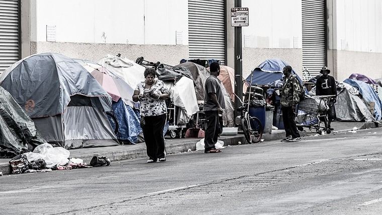 California propone permitir que estudiantes sin hogar duerman en sus autos en campus universitarios