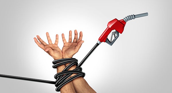 Crisis de combustible en California: se prevé un aumento del 75% en los precios de gasolina para 2026