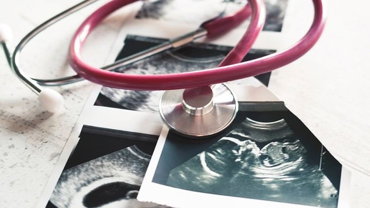 Newsom impulsa plan de presupuesto para aumentar acceso a píldoras abortivas en California