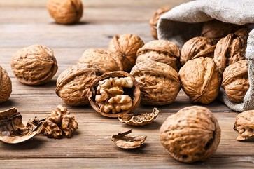 Producción de nueces en California bajo la lupa por su uso de agua y beneficios para la salud