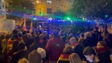 Manifestación convocada en redes sociales frente a la sede del PSOE en la calle Ferraz