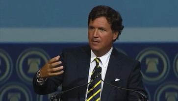 Tucker Carlson Aboga por un Cambio en el Sistema Político de EE. UU