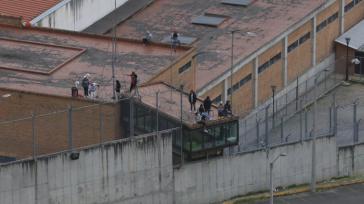 57 policías siguen retenidos por reclusos en las cárceles de Ecuador
