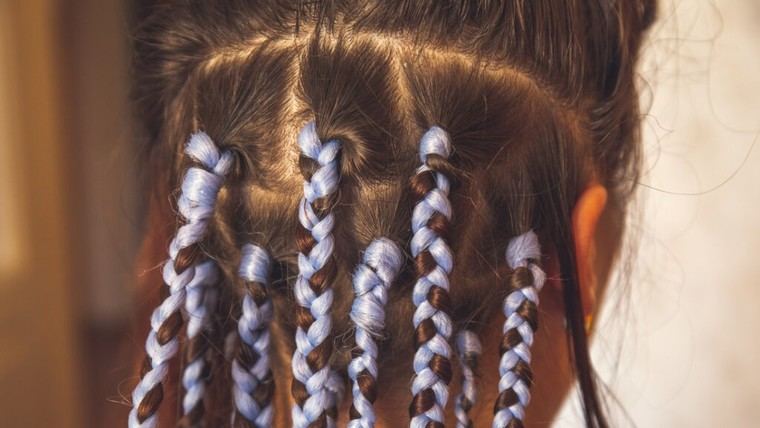 Médicos salvan a niña tras extraer 280 gramos de pelo y hilos de su estómago