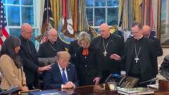 Dos obispos católicos lamentan su encuentro con Trump tras difundirse imágenes