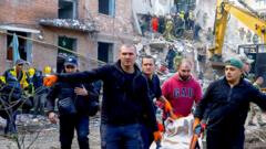 Misiles rusos matan a 19 personas, incluidos niños, en un ataque a un edificio residencial en Ucrania