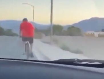 Impactante video de adolescentes atropellando a un ciclista en Las Vegas