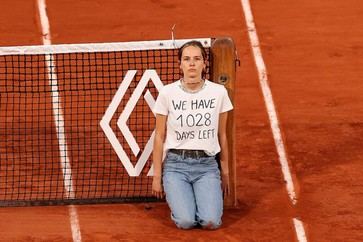 Activista climática intenta actualizar su predicción apocalíptica tras fallar en su cuenta regresiva