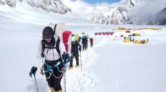 Alpinistas despejan ruta hacia la cima del Everest tras un gran bloque de hielo
