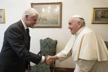Los globalistas Bill Clinton y Alex Soros con el Papa Francisco