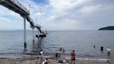 Puente se derrumba en playa rusa, dejando varios heridos entre niños
