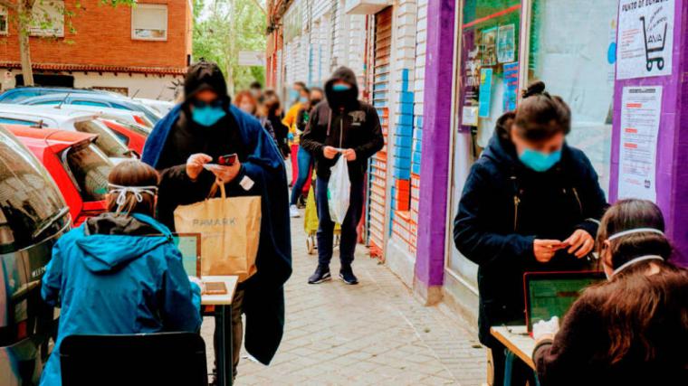 No es Venezuela, colas kilométricas en Aluche para obtener una bolsa de alimentos