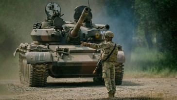 Italia busca alcanzar el 5% del gasto en defensa de la OTAN con un controvertido puente